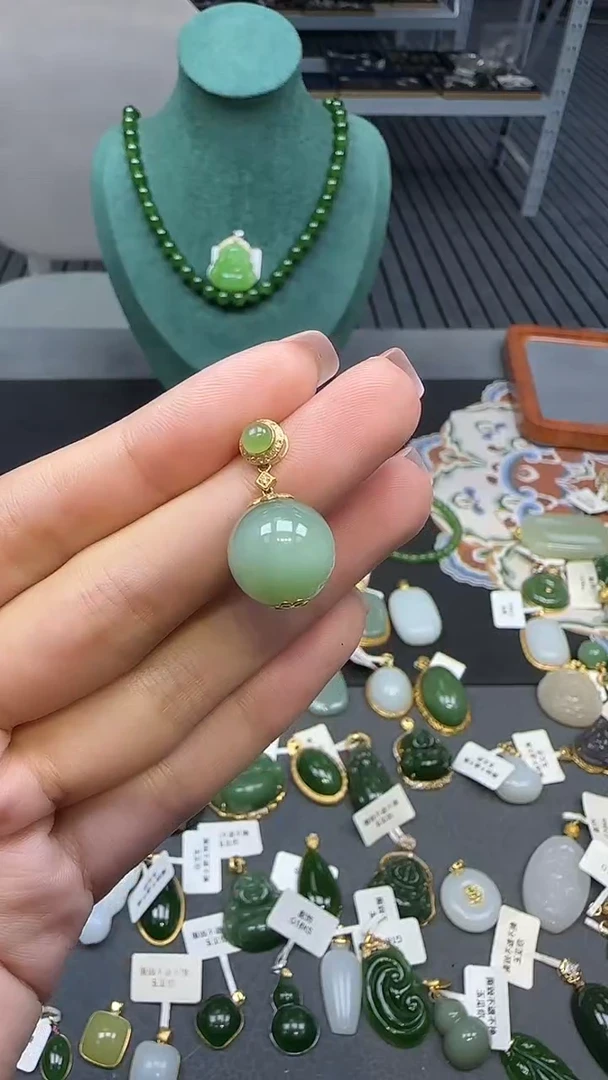 18K金镶嵌和田玉挂件1