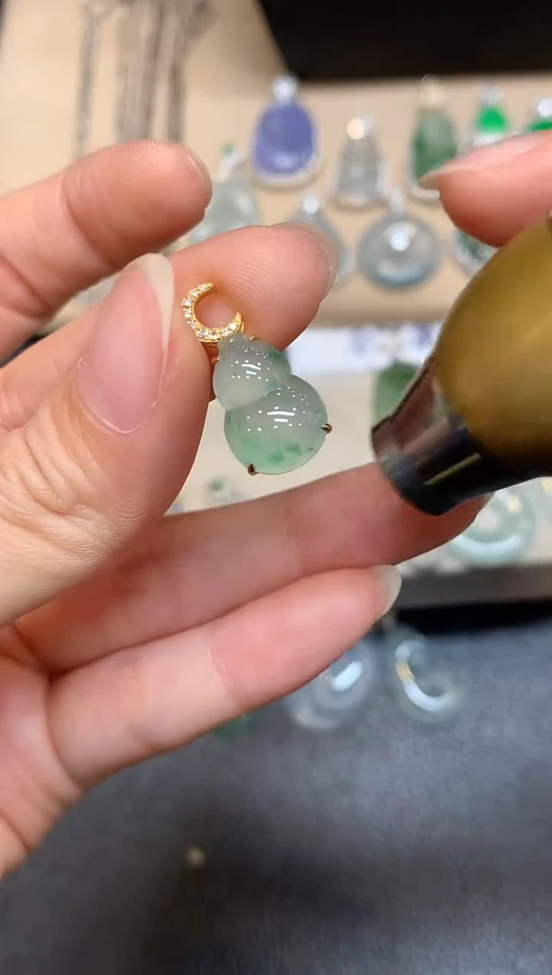 颈饰18K金镶嵌翡翠葫芦【无服务费