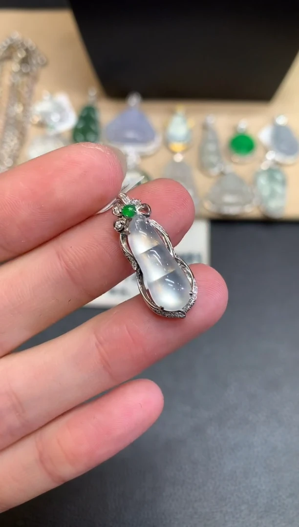 【闪购商品】翡翠颈饰18K金镶嵌福豆【无服务费】