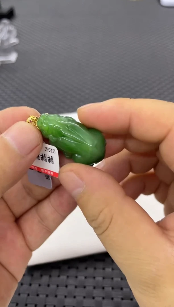 【闪购商品】和田玉貔貅18K金镶嵌(多样性发一件) D2037