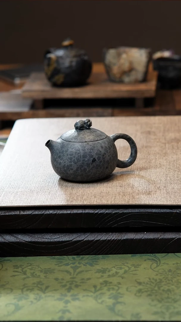 柯荣盛老师作品冰碛岩重工雕刻豹纹36孔金猪西施壶