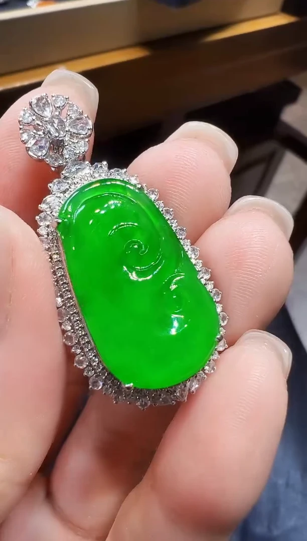 吊坠(不含链)18K金镶嵌翡翠如意