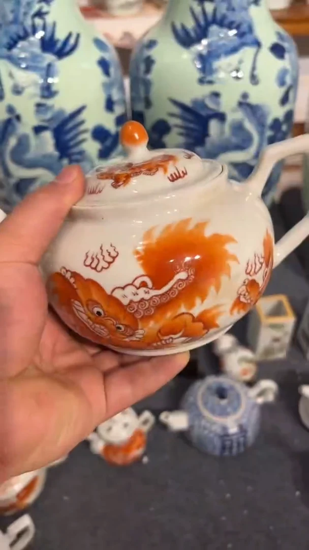 摆件瓷摆件瓷摆件狮子胡把一体水壶扁圆型