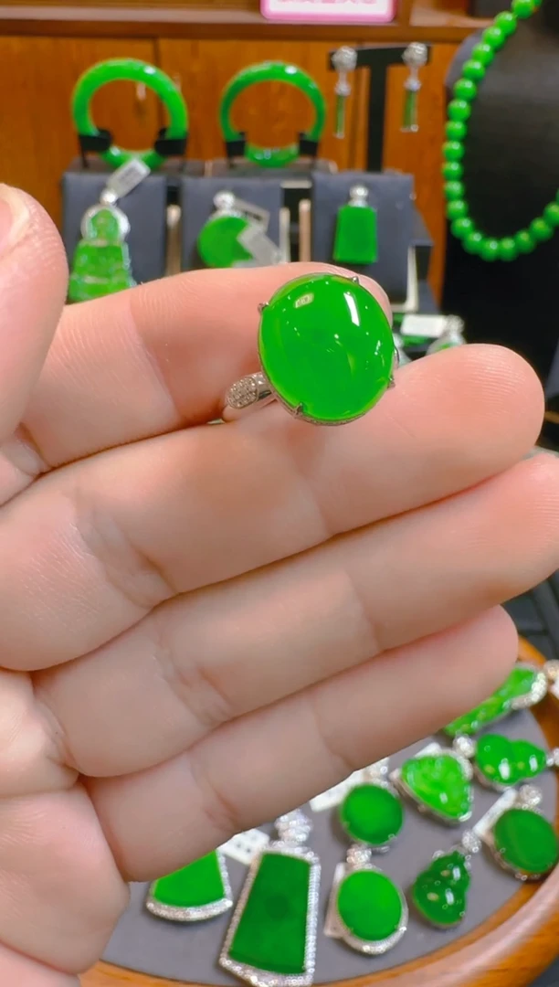 18K金镶嵌戒指翡翠天然A货翡翠