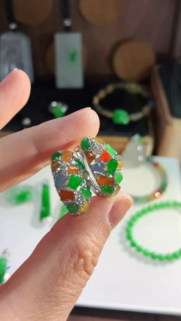 18K金镶嵌翡翠耳饰耳饰