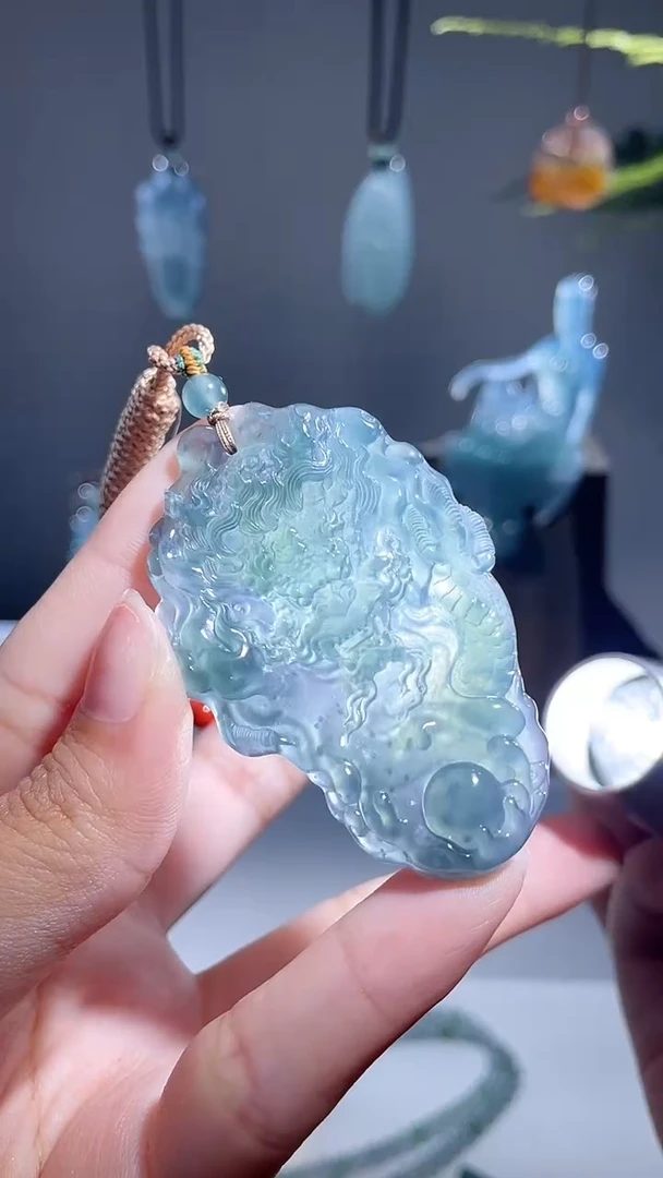 颈饰未镶嵌翡翠龙牌