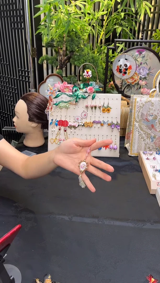 织绣欣**贝非遗苏绣饰品