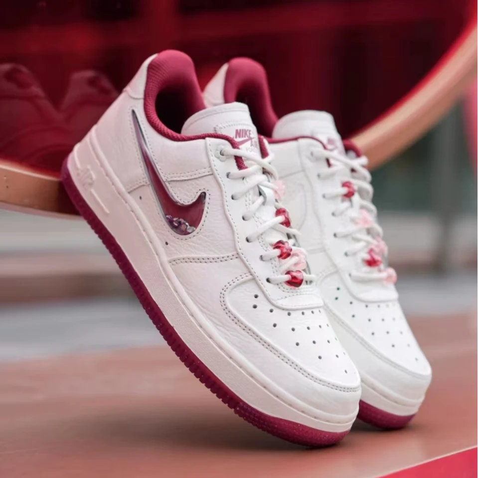 NIKE/耐克正品 Air Force 1 女士 白红情人节低帮板鞋 FZ5068-161