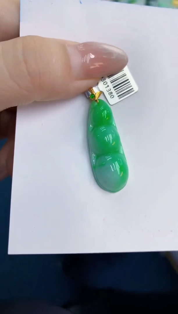 翡翠未镶嵌颈饰1