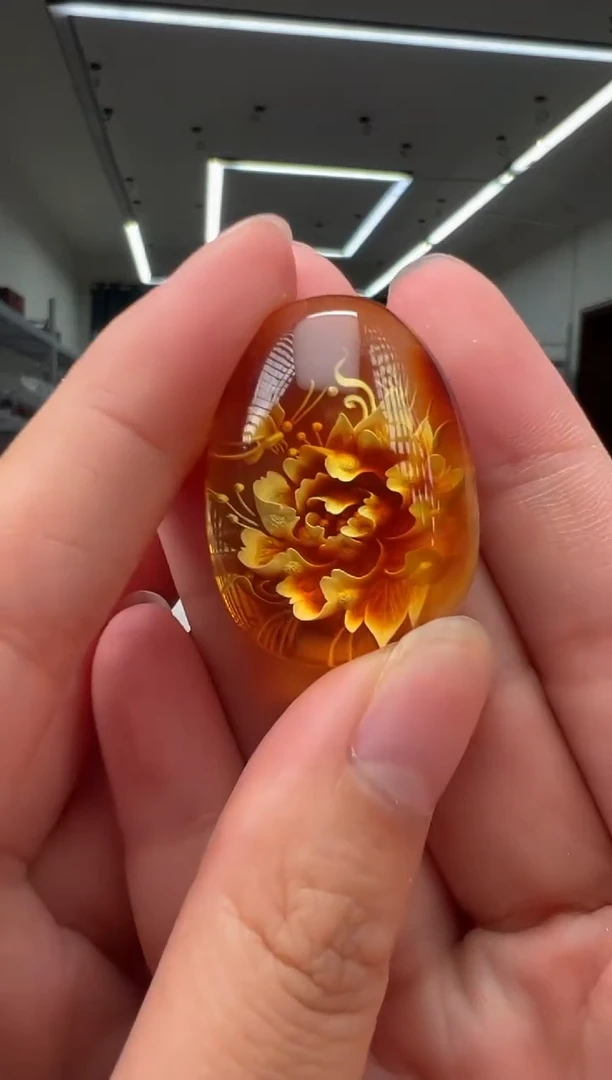 未镶嵌颈饰琥珀蝶恋花