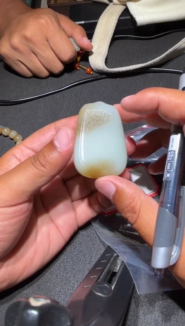 未镶嵌和田玉（糖玉）挂件和田玉