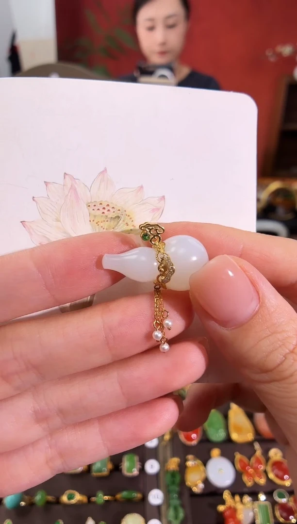 和田玉18K金镶嵌颈饰葫芦