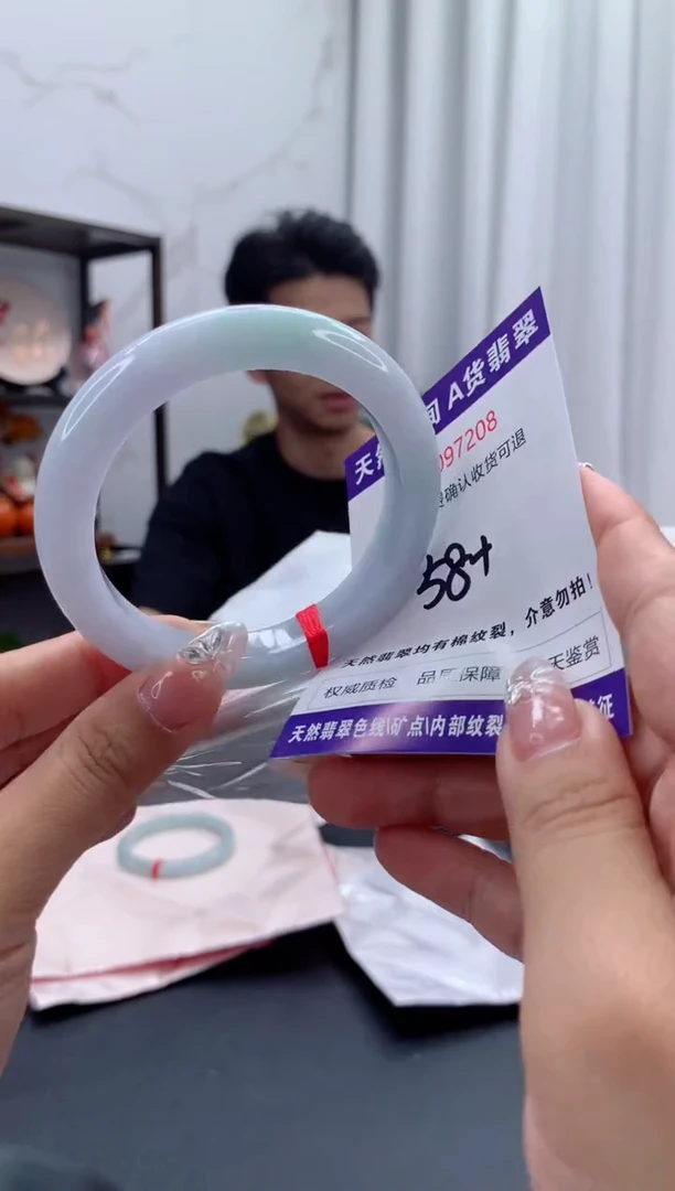 未镶嵌手镯翡翠有纹，完美者勿拍