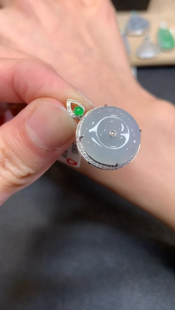 【闪购商品】翡翠颈饰18K金镶嵌无事牌【无服务费】