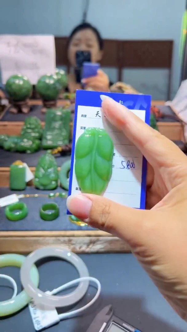 颈饰未镶嵌和田玉（碧玉）1