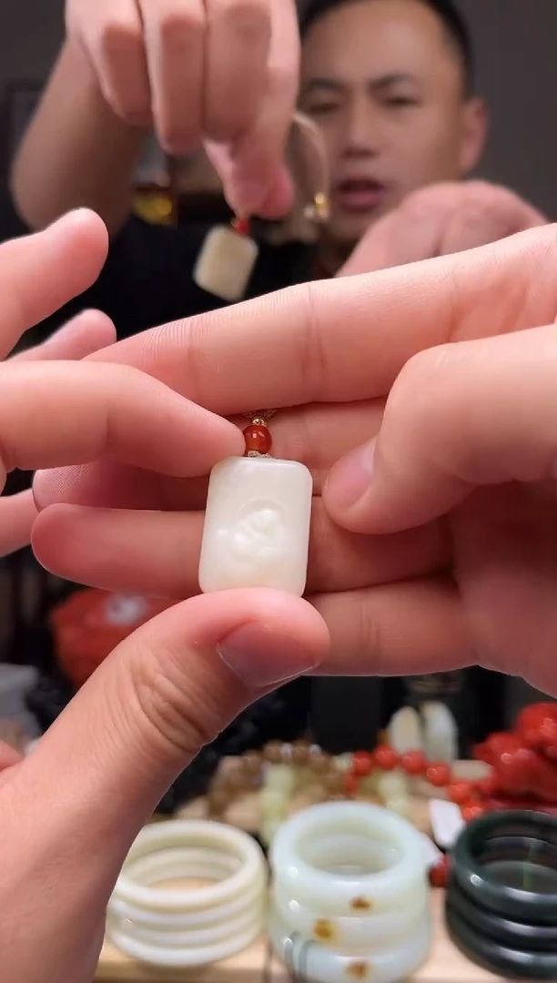 颈饰未镶嵌和田玉吊坠