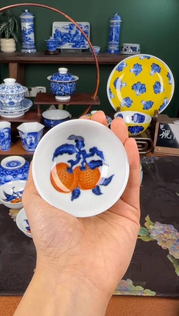 杯洪印幕明。青花矾红荔枝。小杯