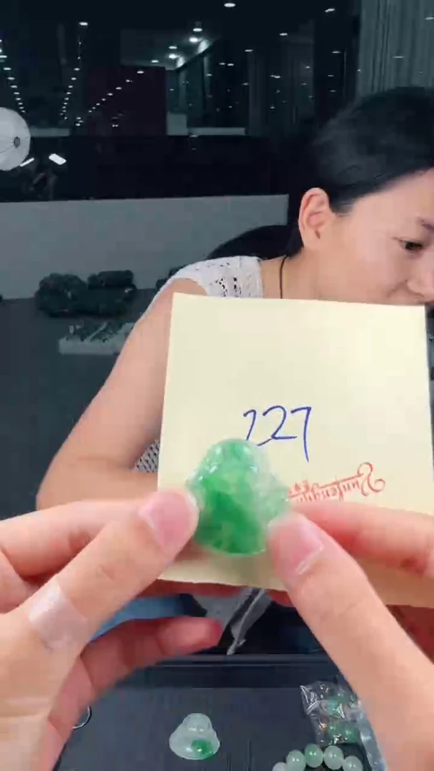 吊坠(不含链)未镶嵌石英质玉（非洲翠）佛227
