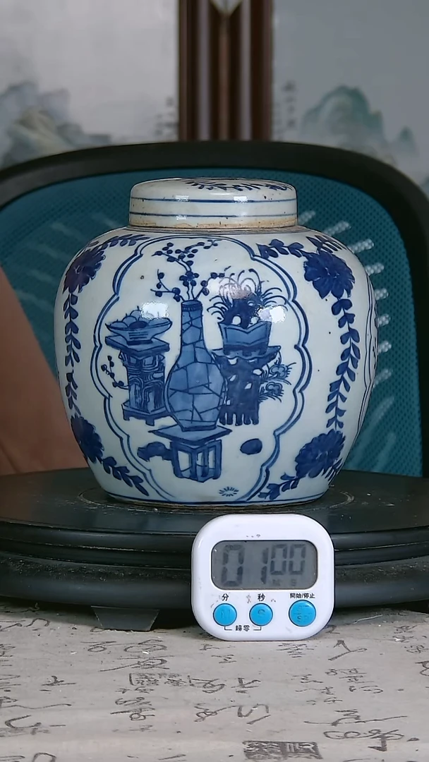 成**许青花精绘博古图罐