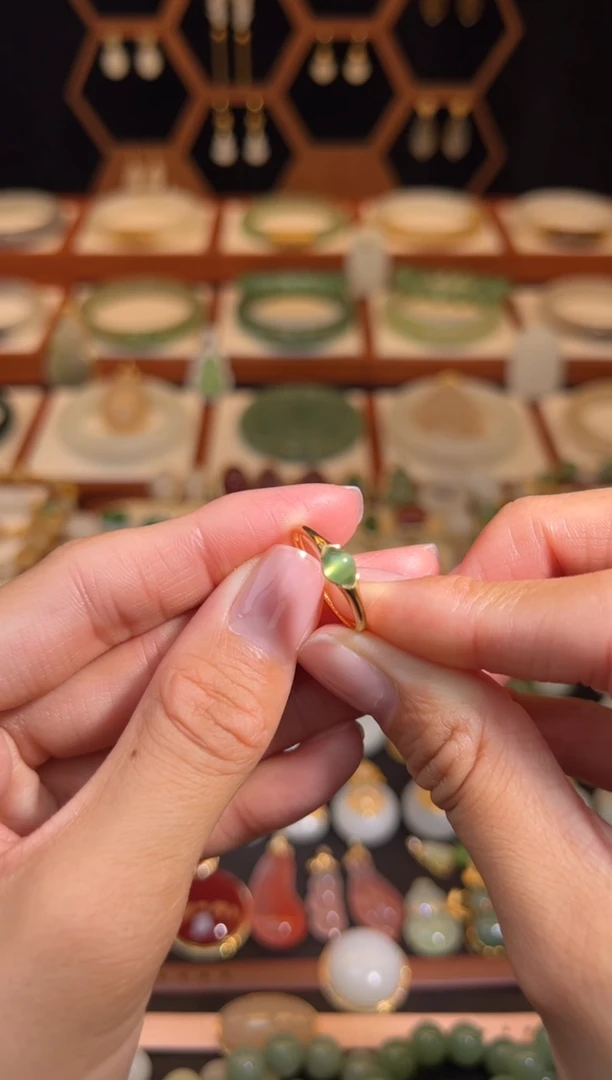 18K金镶嵌戒指和田玉福利