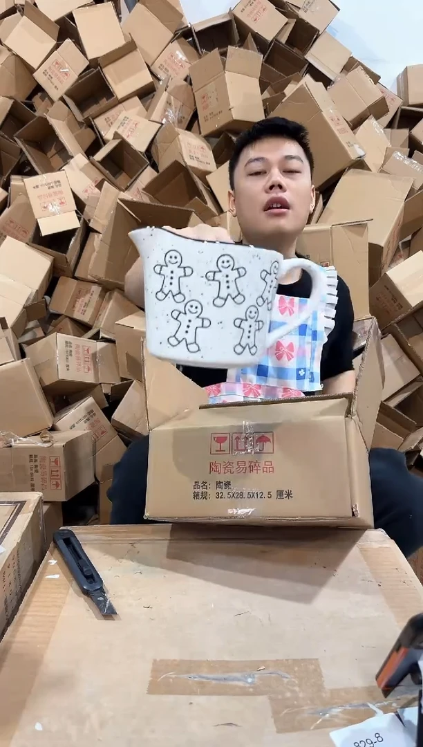 瓷片姜饼人奶壶