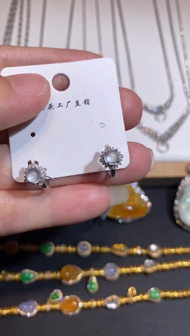 18K金镶嵌翡翠耳饰耳饰