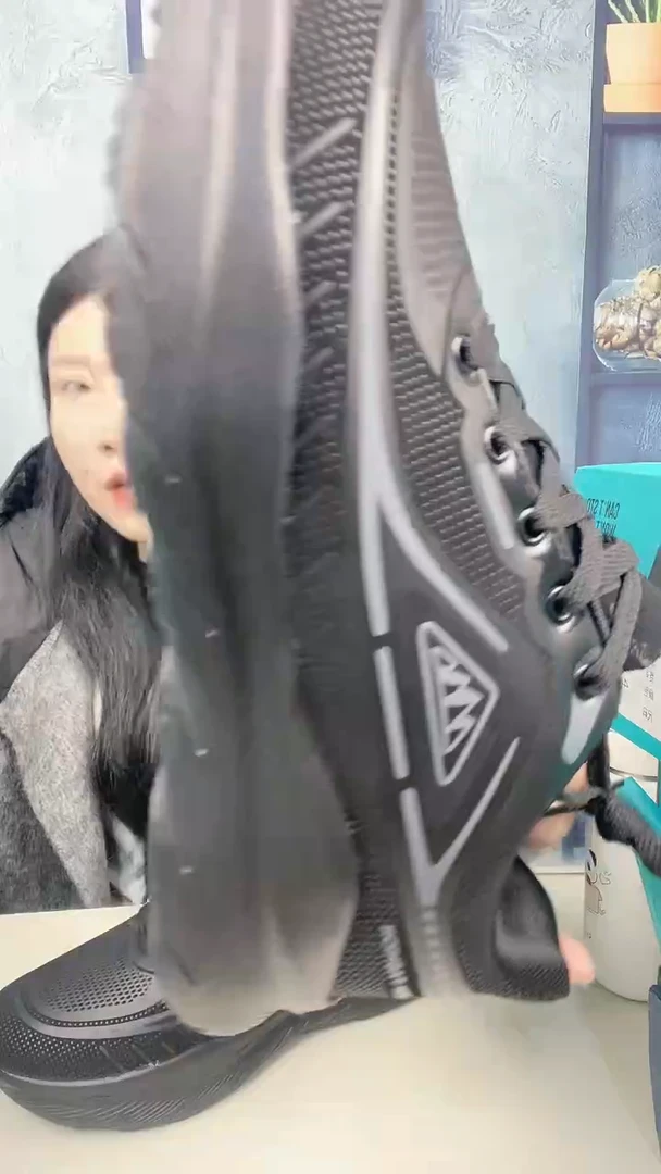 41码 黑灰皮面运动鞋  捡漏