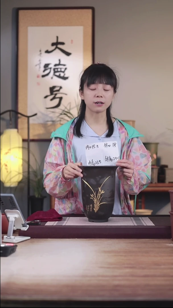 紫砂花盆黑泥刻绘兰花金钟一只带托