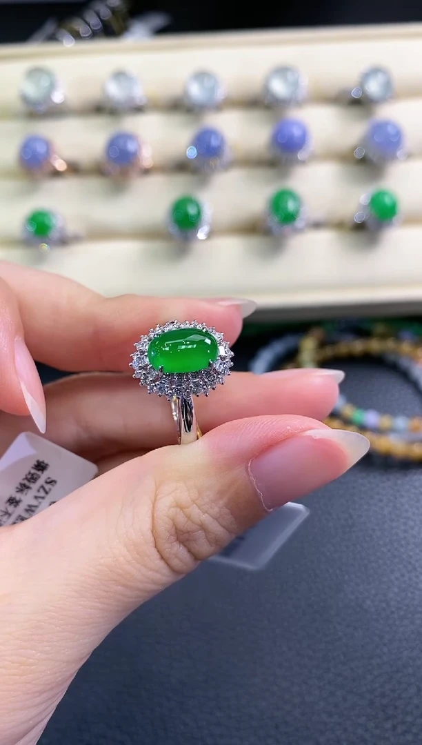 翡翠戒指18K金镶嵌春日珠宝 C60 总价：9800 尾款4800