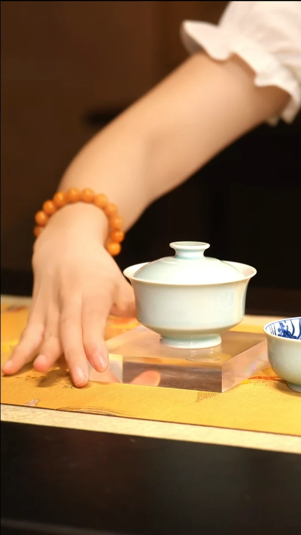 L良朋福利影青内绘鱼藻马蹄盖碗