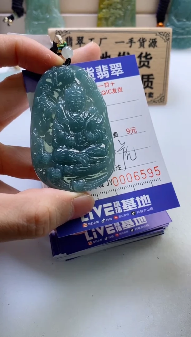 颈饰未镶嵌翡翠?