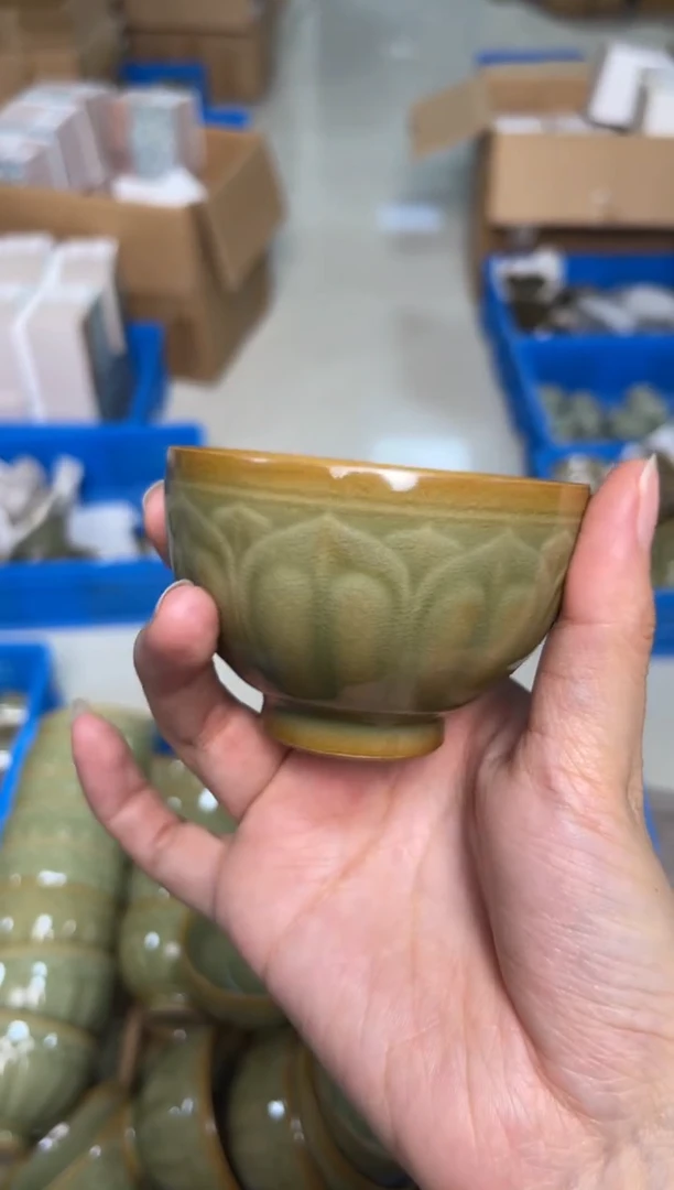 陶瓷橄榄绿莲瓣禅定杯