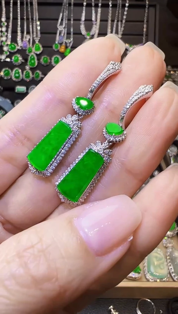 18K金镶嵌翡翠耳饰无事牌