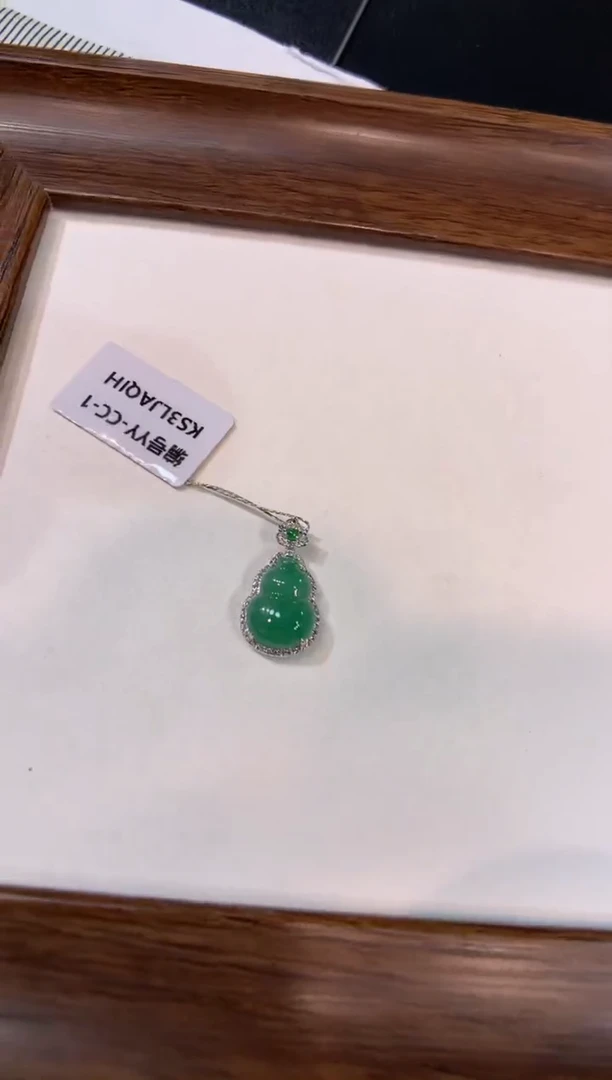 颈饰18K金镶嵌翡翠葫芦