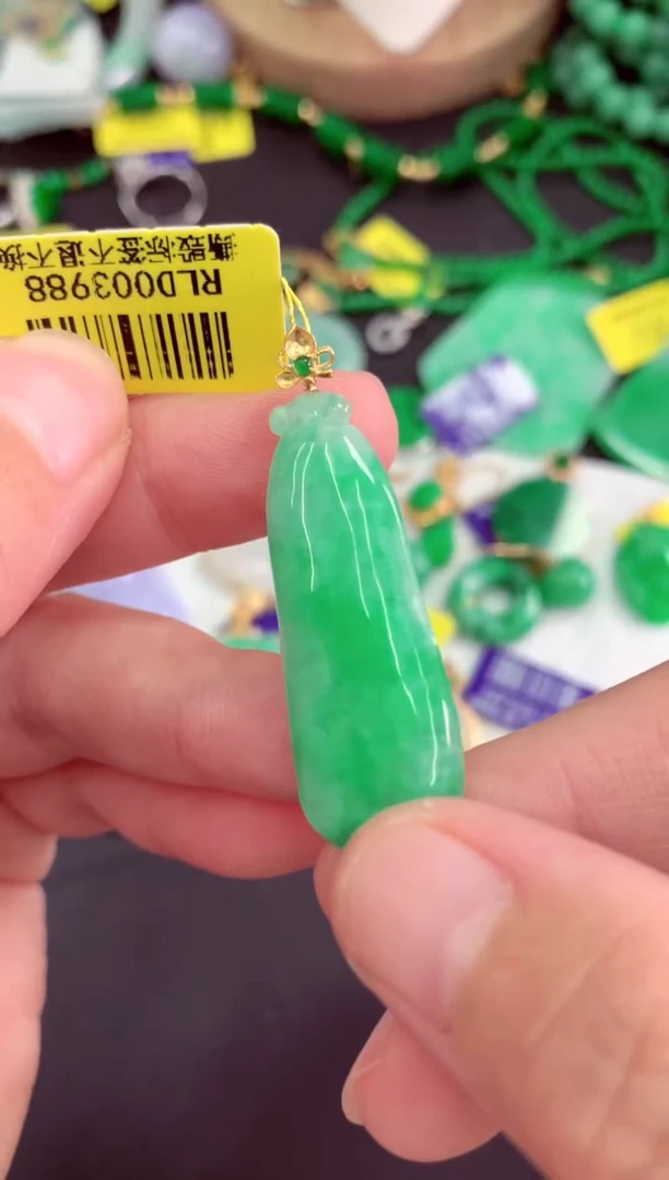 颈饰18K金镶嵌翡翠挂件