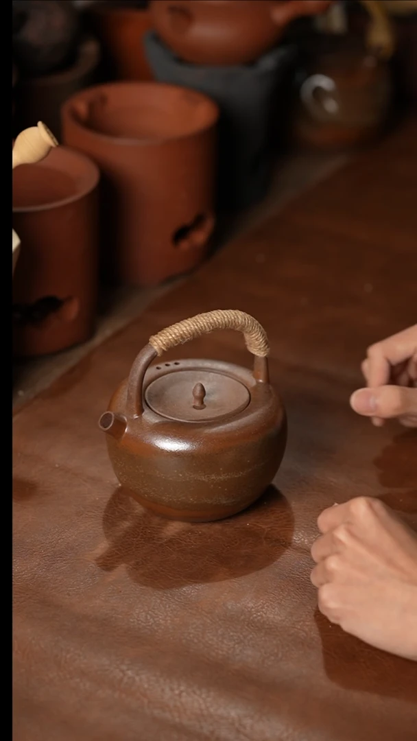 021苹果绑绳提梁壶550cc