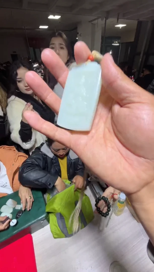 未镶嵌和田玉（糖玉）挂件和田玉