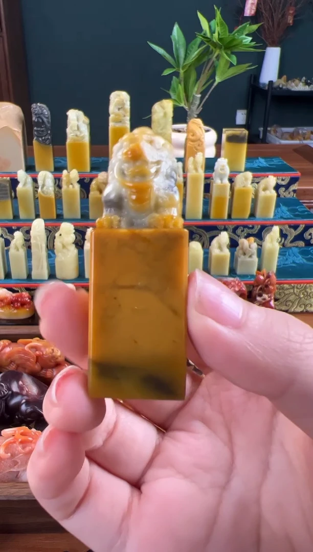 青田石微瑕菜花黄北京狮钮章2*2*5.9