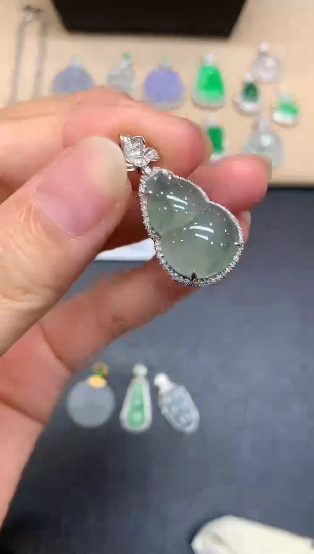 颈饰18K金镶嵌翡翠葫芦【无服务费