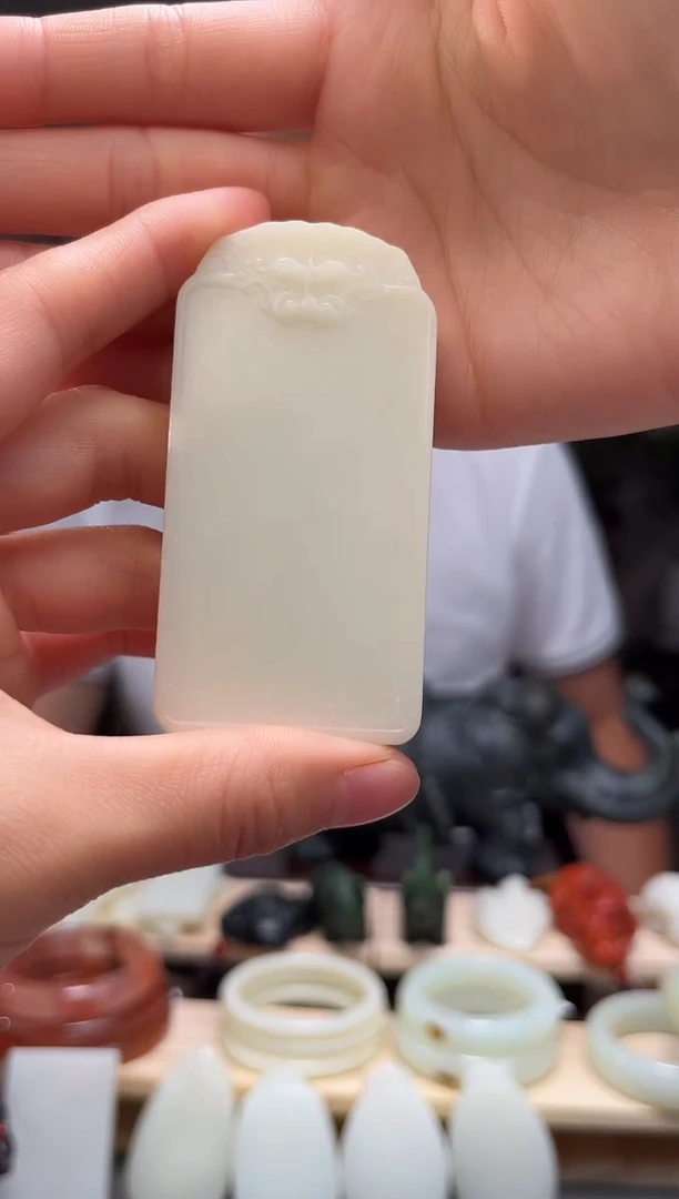 颈饰未镶嵌和田玉吊坠瑕疵