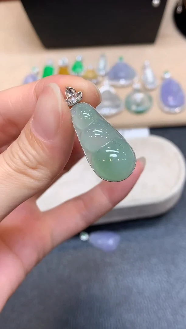 颈饰18K金镶嵌翡翠福豆【无服务费