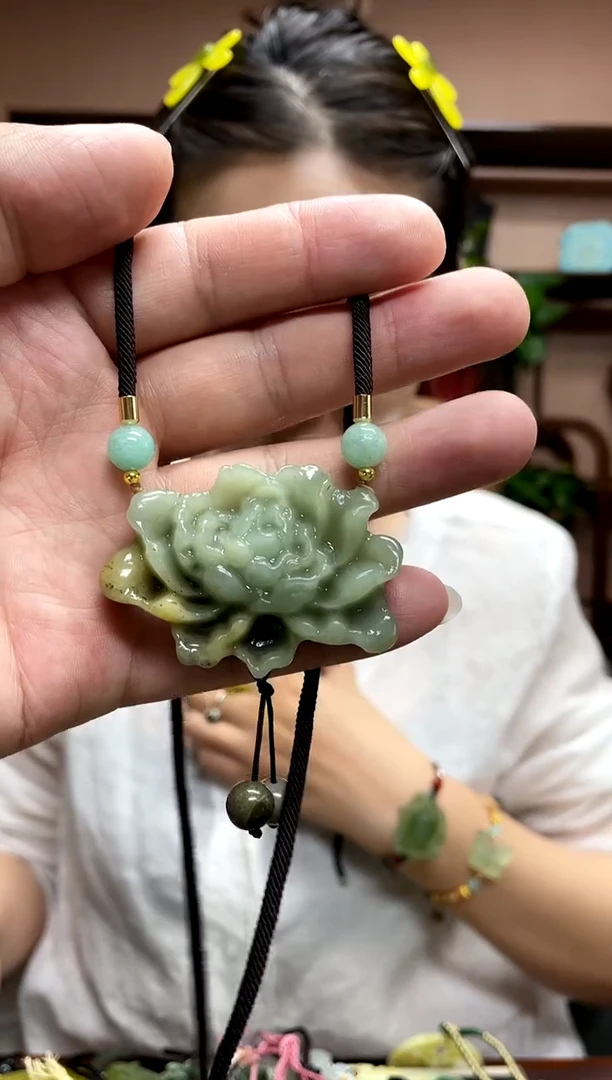 岫玉未镶嵌吊坠·