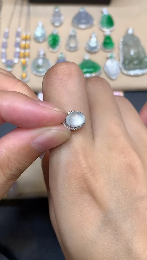 颈饰18K金镶嵌翡翠蛋面【无服务费【48小时鉴赏期】