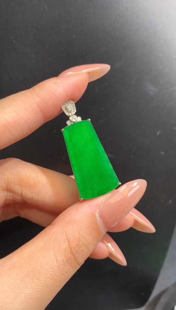 颈饰18K金镶嵌翡翠无事牌