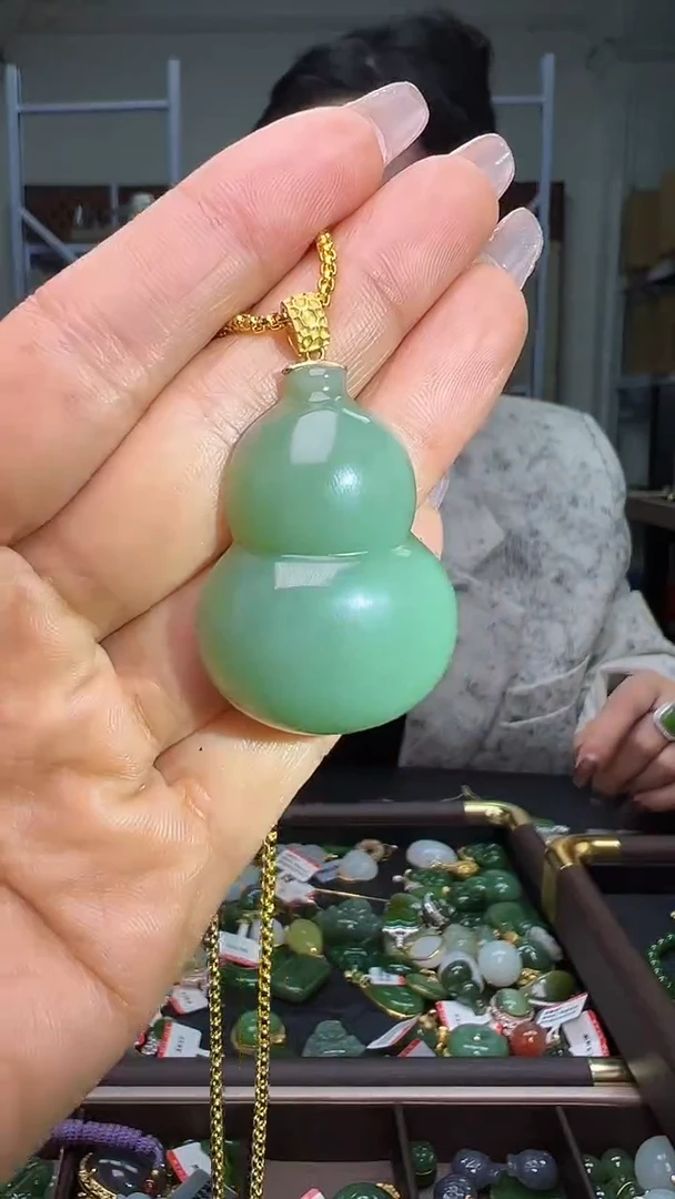 颈饰18K金镶嵌和田玉（多样性发货.发其一)12.26.90