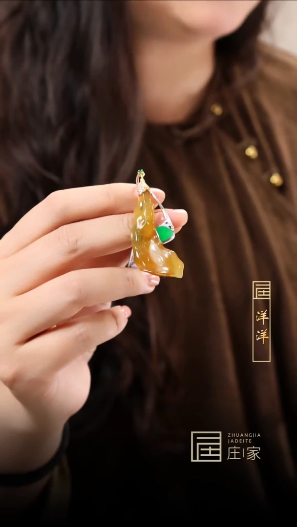 18K金镶嵌挂件翡翠洋
