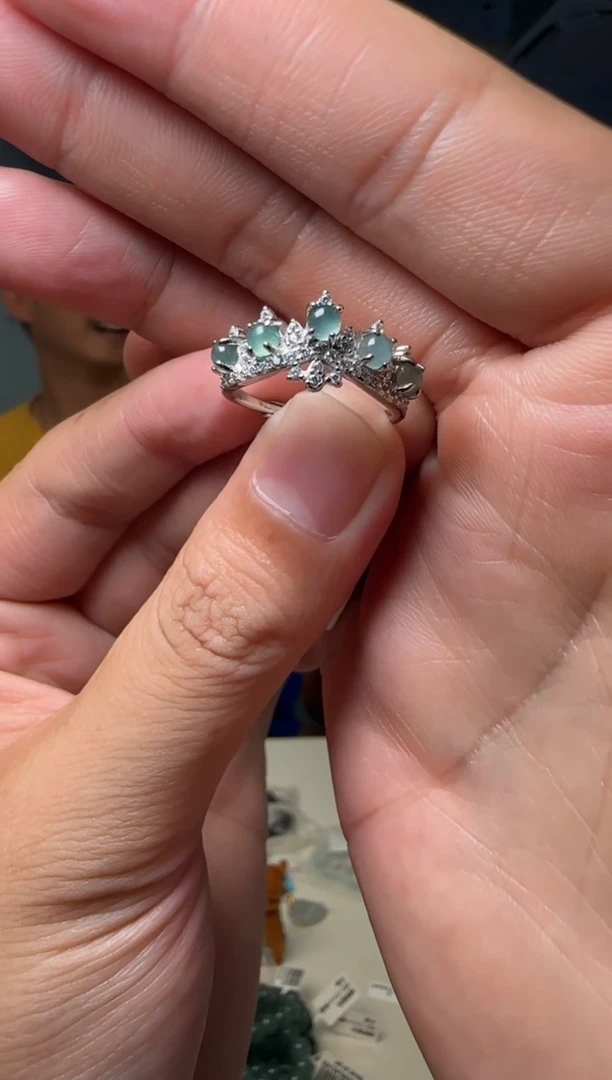 【闪购商品】翡翠戒指银S925镶嵌五粒冰种蛋面排戒