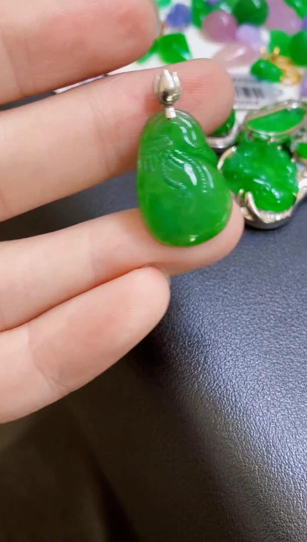 颈饰18K金镶嵌翡翠吊坠