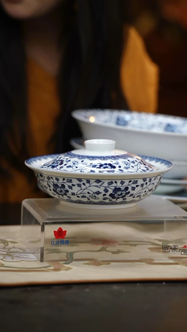 2个微瑕青花牡丹8英寸金架盖碗