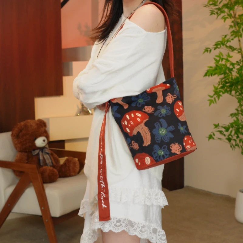 艺术家蘑菇单肩斜挎大容量飘带包